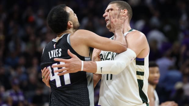 Sacramento Kings, Milwaukee Bucks, Trey Lyles, Brook Lopez, fight, NBA